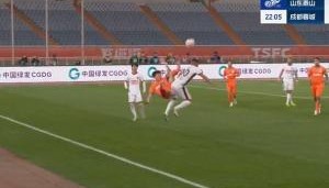 动作稍大！刘洋倒钩式解围踢中罗慕洛，被主裁出示黄牌